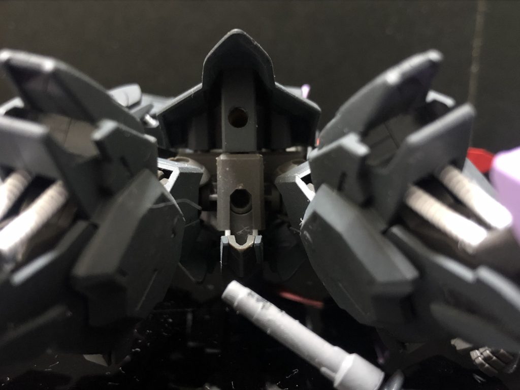 腰部、及びムチ
ムチの持ち手を差し込む形になります。
既存の股間の穴とは別に、バックパック側の股間へ追加で穴を開けました。(画像・上の穴)