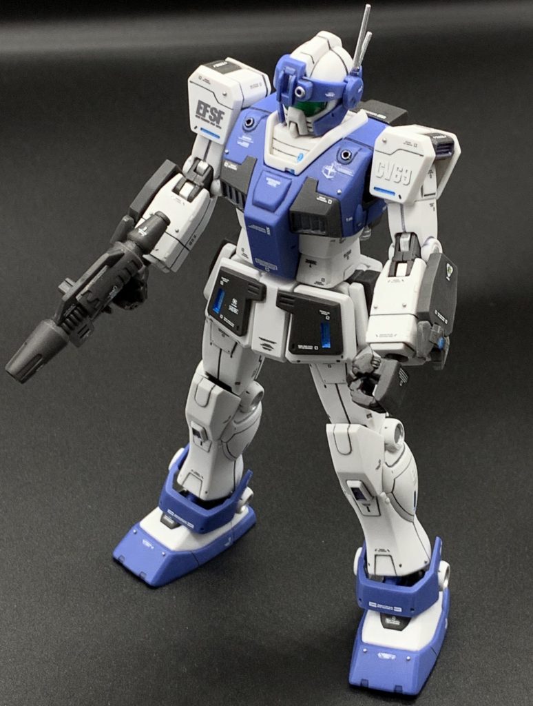 今回は(も)差し色にメタリックブルーを入れました。デカールは設定では赤が多いですが今回は一切使わず全部黒と白にしました。胸や膝の黄色も排除。