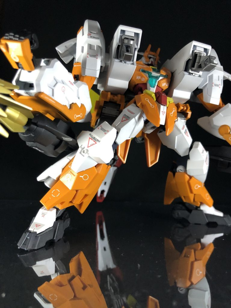 でかい腕だとこういうポーズがすごく映えますね。
後ろで爆発したり雷落ちるエフェクトが見えますね……