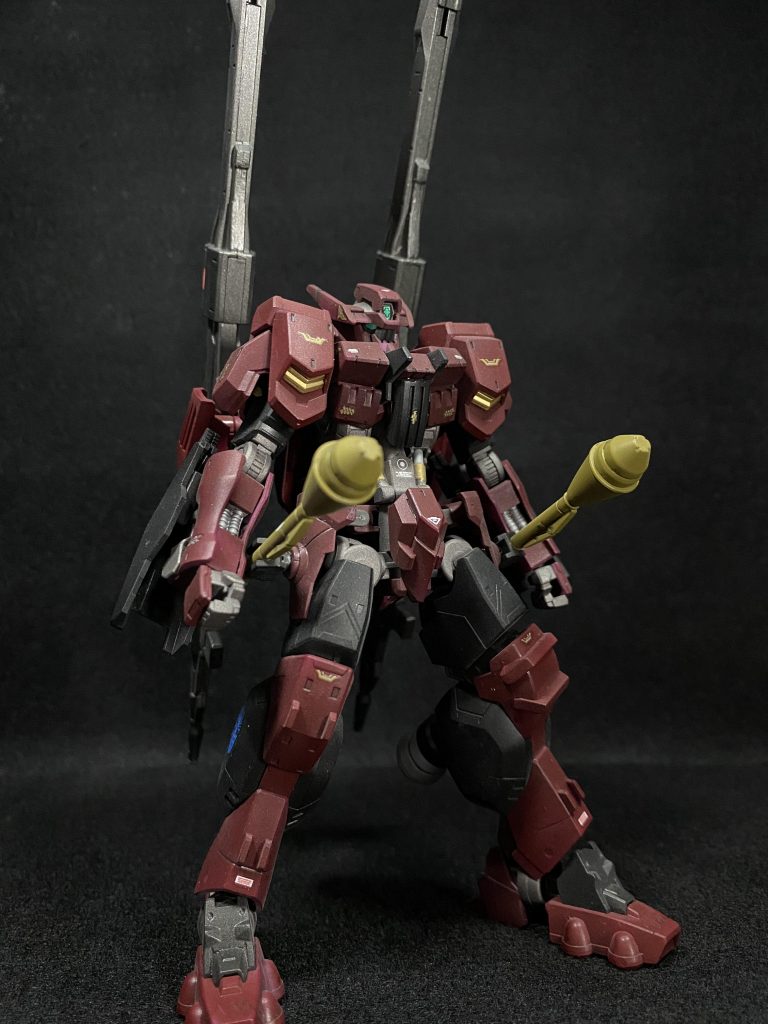 そしてこちら、対MA戦を想定したB装備です。
背部は長距離用レールガンに換装し、腰の近接用レールガンは外してシュツルムファウストを2本マウント。こちらは基本的に敵に近づかれないこと前提の装備です。
シュツルムファウストも、自衛用というよりはMAへのトドメ用くらいに考えてます。