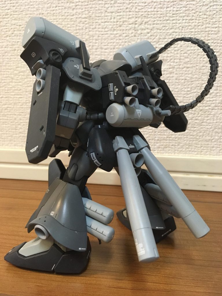 合わせ目、消えませんでした…。HGのほうがMGよりパーツ数は少ないですが、綺麗に仕上げるのが難しいと、勉強になりました。