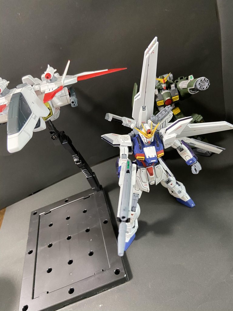 子供の頃に組んでカッコ良かった思いでがあり、おっさんになってからこの三機をカッコよく作れて大変満足しています。腕が上がったらまた挑戦したい三機でした。