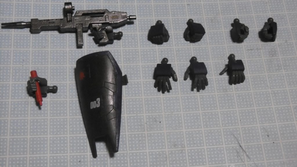 付属品。
左右の平手は塗装するつもり無かったのですが、可動平手が塗装中に神隠しに遭い、塗装後に出現。おのれ妖怪め。
右上の武器持ち手は、枚数制限により今回のページに載せられなかった『*ある仕様*』のための物です。サイドアーマー変更もそのため。