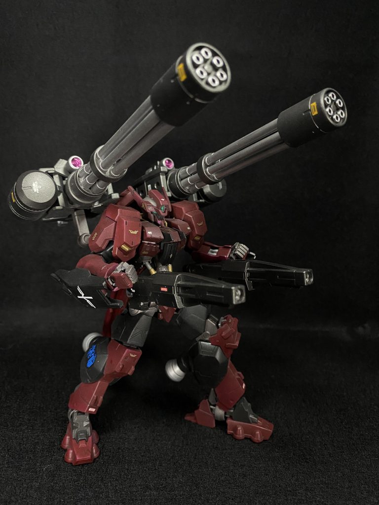 対プルーマ戦を想定したA装備。
背部ガトリングに、腰部近接用レールガンを装備。
レールガンは基本的に敵に近づかれた際の最終手段なので、数発しか打てない想定です。
いかんせん実弾なので、フリーダムみたいにフルバーストとはいかない、あくまで自衛用の装備にとどめました。
ガトリングに腰部レールガンという、とりあえずロマンをまとめましたみたいな頭わるい装備ですが、カッコよければ全てヨシ!
ガトリングはいいぞ…