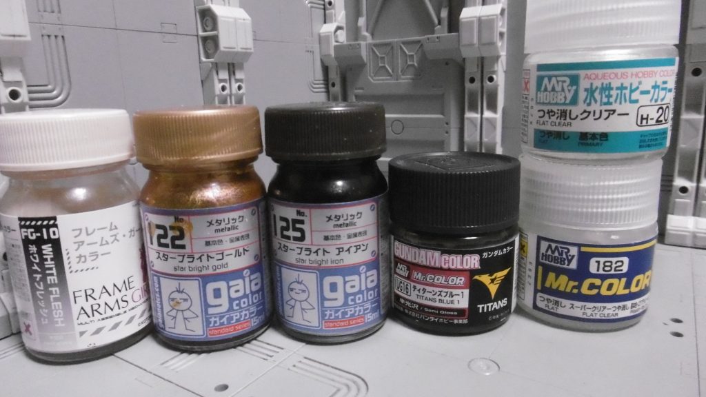 小物に使った塗料。
うっすらと光の灯った提灯を表現するために、ＦＡ：Ｇ用のホワイトフレッシュカラーを使ってみました。棺桶提灯のあの色は肌の表現ではありません。念のため。