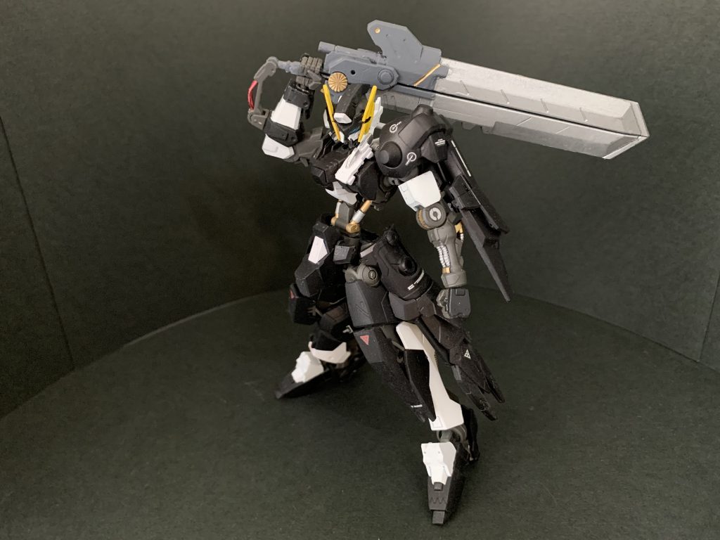 特殊機能
二振りのソードメイスは合体させて右腕のエイハブ粒子供給ケーブルを接続する事で
「γナノラミネートバスターソード」となり
γナノラミネート反応を発生させその重量も合わさり絶大な破壊力得ることができます
ソロモン72柱の序列59オリアスは右手に2匹の大蛇を携えていたというのをネットで見てそこから着想を得ています