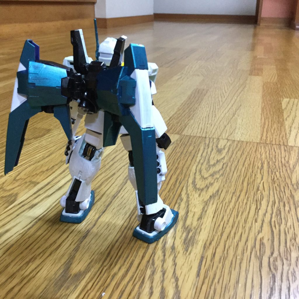 ジムⅢのバックパックにピンバイスで穴を空け、HGライトニングバックウェポンシステムmk-2を取り付けました。