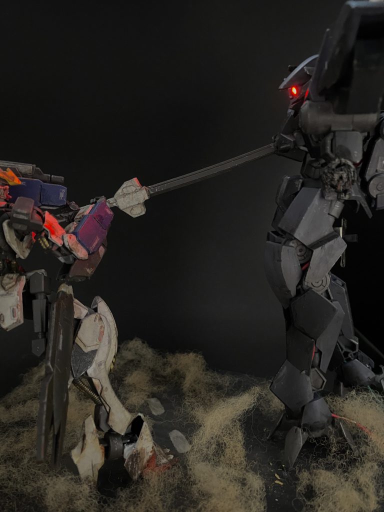 こっちはバックショットになります!
劇中では描かれてないので貴重ですよ~w
グレイズアインの腕の切断面もしっかり作り込み、ガイアノーツのエナメル、オイルを塗っています!