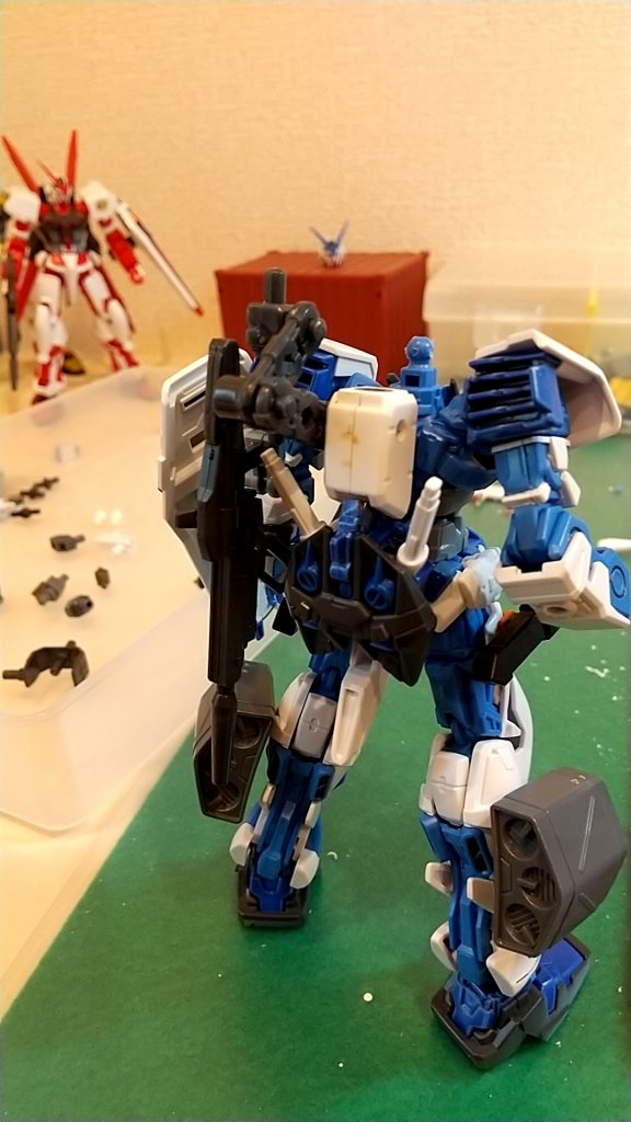 ジャンクにあったジムの前腕を基部にしてバズのラックとミサイルポッドつけました