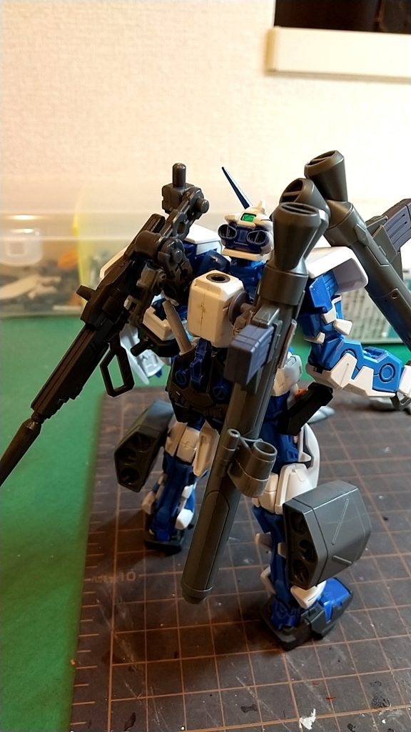 バズとラックもジャンクパーツから拾ってきてミサイルポッド側のアームはモビルスーツアンサンブルの汎用ジョイントを使用
アンサンブルジョイントにも3ミリ穴があるのでそこにレッドフレームのライフル用ジョイントも噛ませてるのでライフルとシールドも装着可能