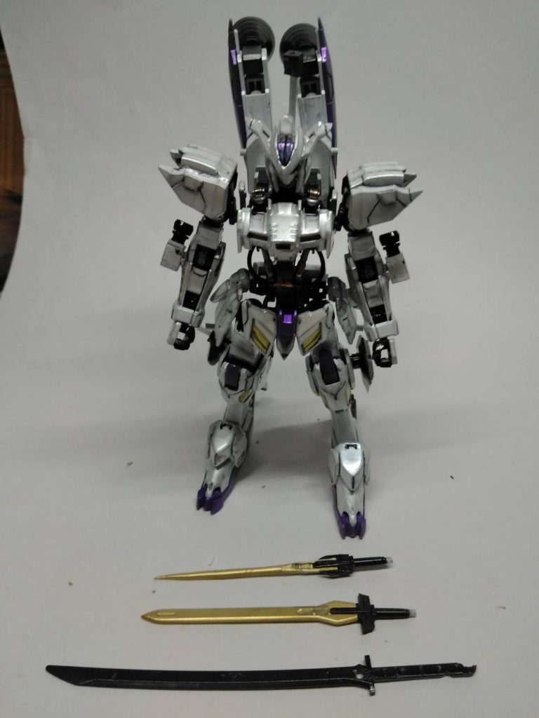 武器は3個だけですが、緊急時には背中の羽が武器になります。ちなみに、二本のバエルソードはナギナタにもできます。