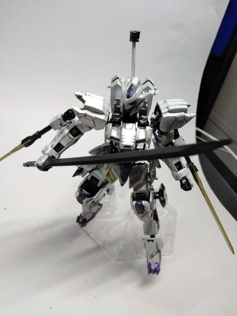 刀の形を変えて、小手を外さなくても持てるようにして、脆くなるのを防ぎました。両腕にバエルソードを付けれるようにして、ナギナタの取っ手は背中付けられます。