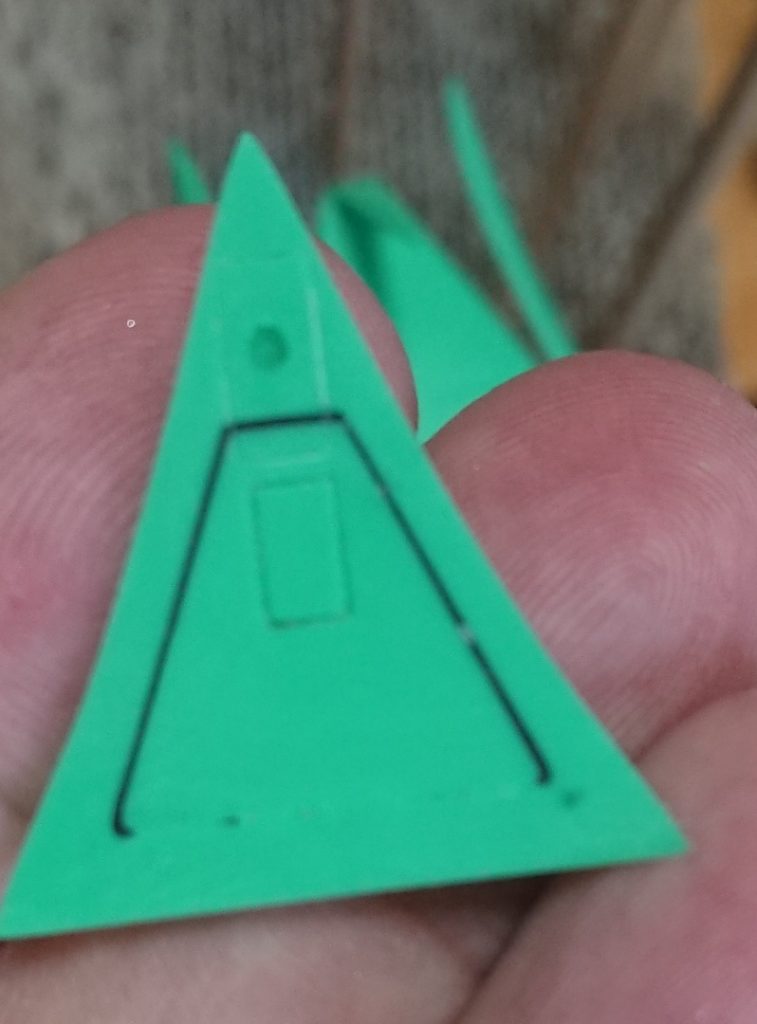 クチバシの裏側ここはパーツをはめんこんだあと、設定画でディテールでないことを確認して隙間を埋め。ランディングギアを取り付ける際のダボは切り落とし、変わりに設定画にあるランディングギア格納部のディテールを彫りこみました…ランディングギアの大きさとかクチバシの容積や位置を考えると、絶対入らないなとか考えちゃだめちなみに設定上、彫りこんだ前側のディテールがランディングギア格納部、後側はコックピットハッチ