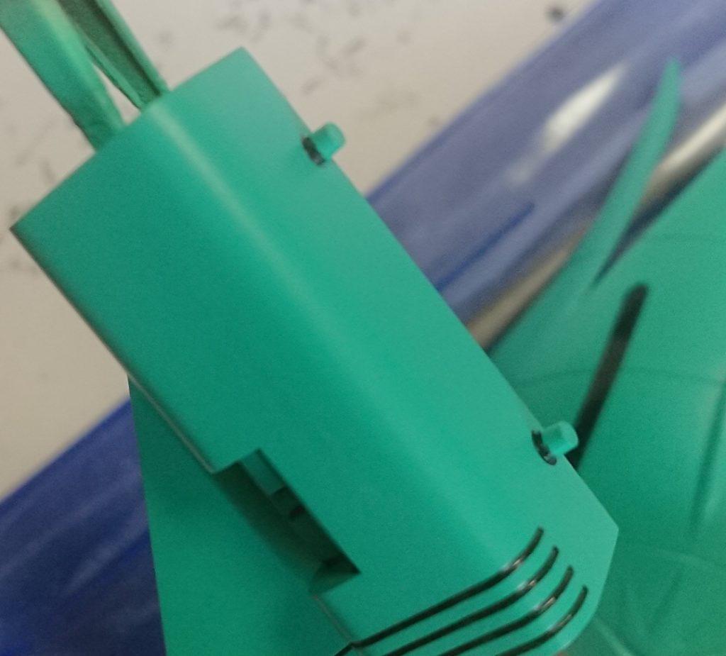 構造上機体下部左右のエンジンユニットは取り付けた際、若干機体中央インテークユニットとの間に隙間ができるので、その隙間からダボピンが見えてしまいます。そのため、組み付け前にダボピンの根元を黒く塗っておくのがオススメです。