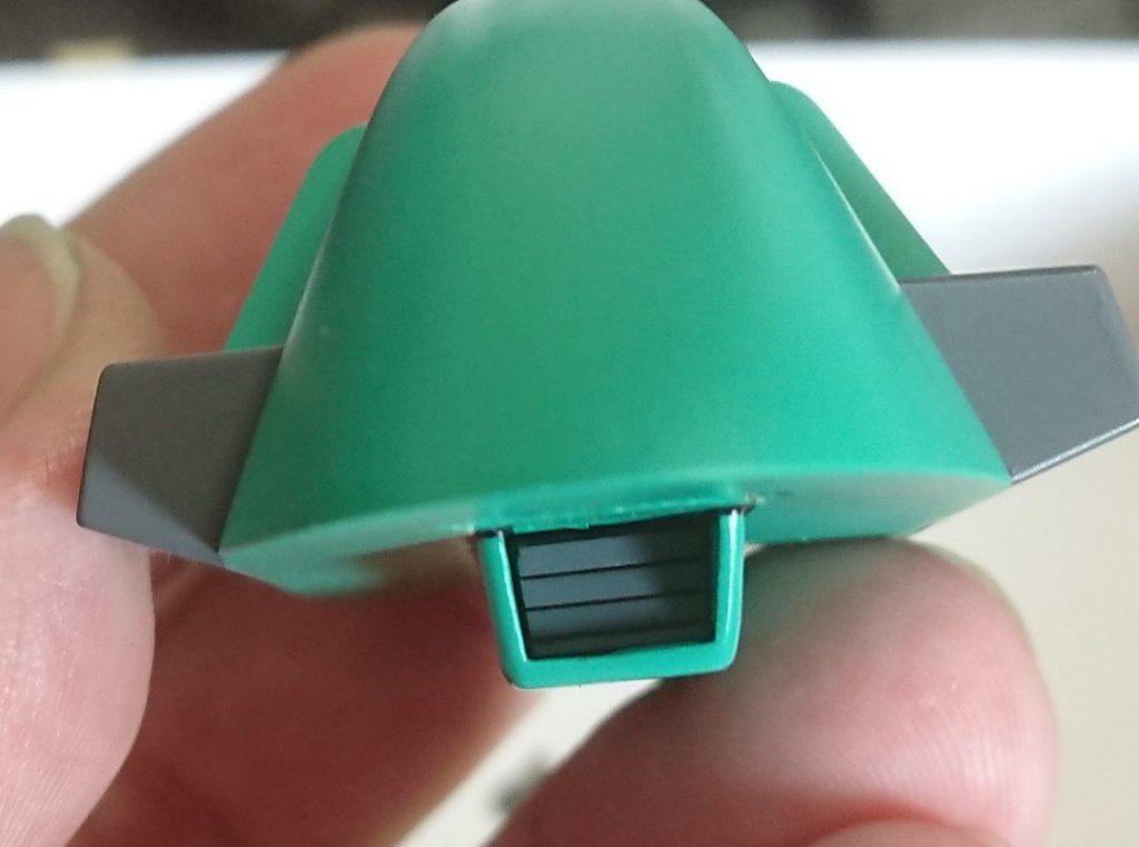 機体下部のインテーク内部は、普通にモナカ構造で真っ二つになっている上にかなり奥まっているので、ディテールをキレイに処理するのはかなり困難です。そこで自作のディテールパーツを後から嵌め込んでます作り方は簡単で、薄手のプラ板に1mm角プラ棒を並べて接着しだけ接着剤が乾ききる前に隙間にエッチングソーを差し込んで等間隔になるように調整しています。1mmプラスαと結構分厚くなりますが、インテーク自体がかなり奥まった造形なので特に問題はありませんでした。モールド入りプラ板があったらそっちを使った方が無難とは思いますがー…もっとも組み立てたらクチバシに覆われほぼ見えなくなる部分なんですけどね