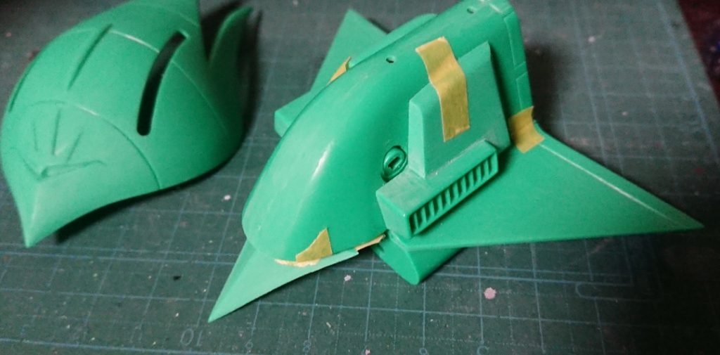 これからエルメスを作る人へビーム砲やビーム砲の基部を接着してはいけません。説明書を良く見ると分かりますが、接着しないのが正解です。スカスカ左右に動くことで、カウルを被せた時に「隙間」に沿って左右にスライドしつつ動くという構造になっています。…私はもうちょっとで接着するところだった