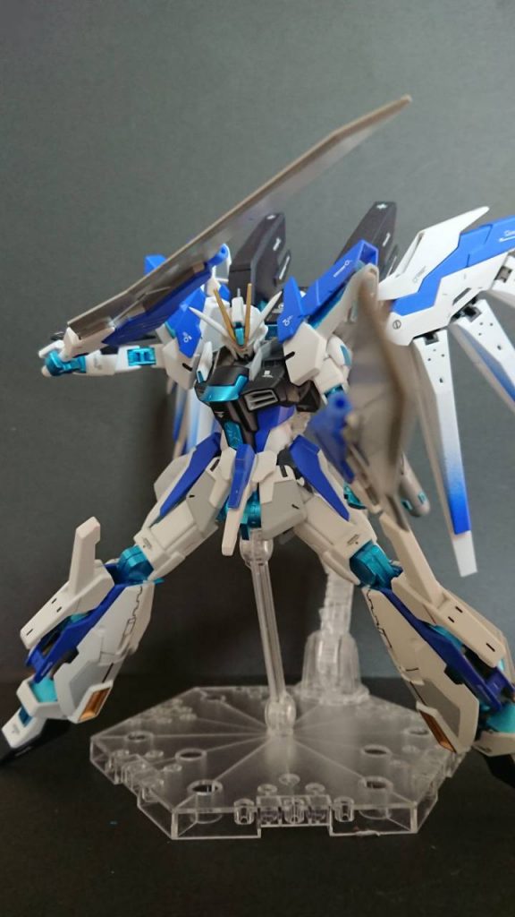 剣を増やし、高速移動しながら切りつけるイメージです。