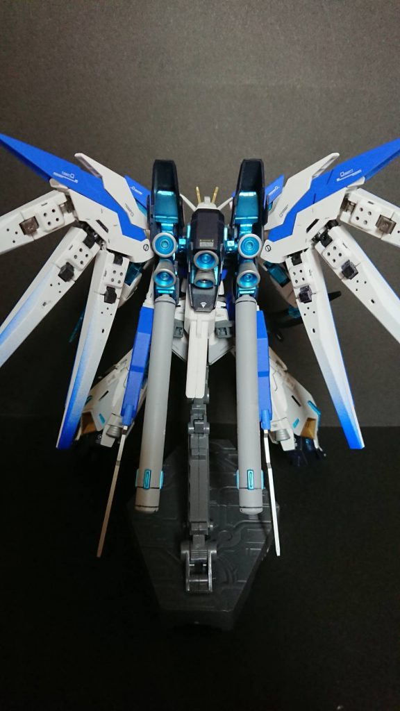 各所にスラスターを増やし、高速移動を可能にしました。