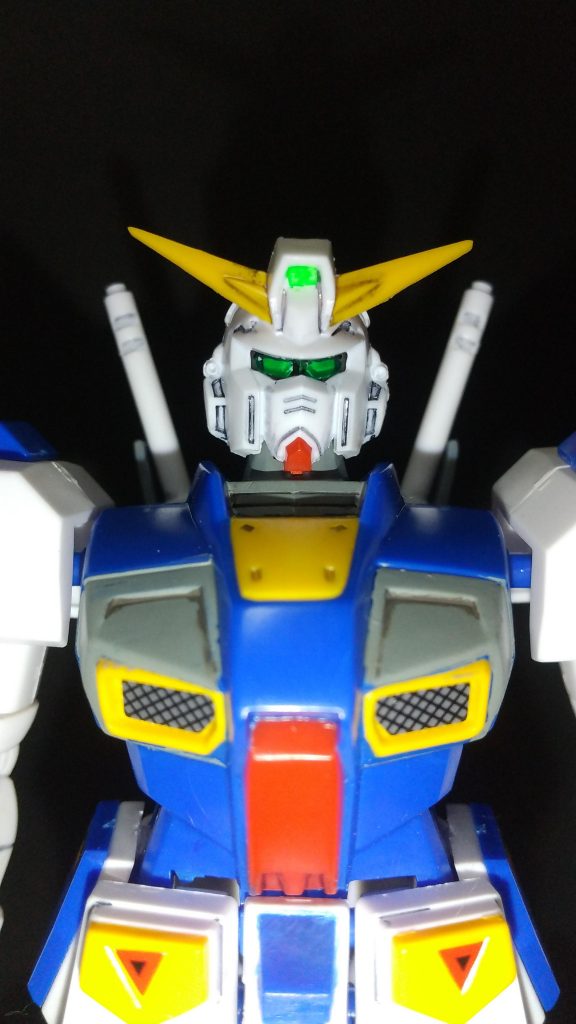 おでこの赤はあえて塗ってません。こっちの方が好み
↓ここから長文です
馬面と言われるこのキット(初代HGRX78も)ですが、全身設定画から拾ったものとしてはこのくらいが丁度いい。
大河原画稿の顔のアップはもっとギュッとしまっててこのキットとは程遠いです。
しかしながら、顔アップよりも全身設定画の印象が強いから立体化したときにこの形になったのだと思います。
MGのF90はあまりにも個性も特徴も無いフェイスで立体物としては面白味に欠けます。好きな人ごめんなさい
首も長いかな?と思ったけど、それも全肯定ということで、全ての部分の形状やディテールは変更、追加しておりません