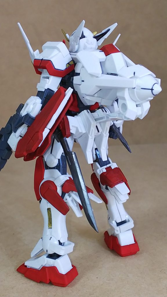 後ろから、左腕に装備しているのはプロトGNソードの刃を外してビームサーベルを取り付けた物です