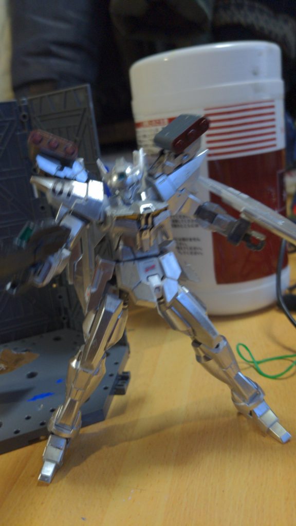 Gバウンサーの基本装備のドッツライフル、シグルブレイドを装備、肩には新たにミサイル等を装備できるように武器アタッチメントを追加これによりライフルのエネルギーがきれたときの予備武器を装備