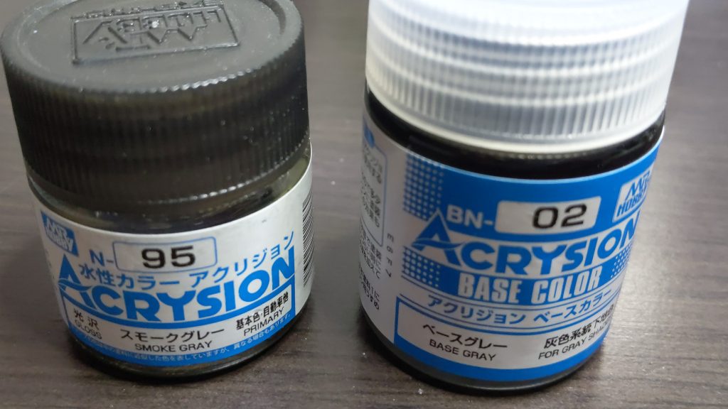 フレームはベースグレーにスモークグレーを重ねました。