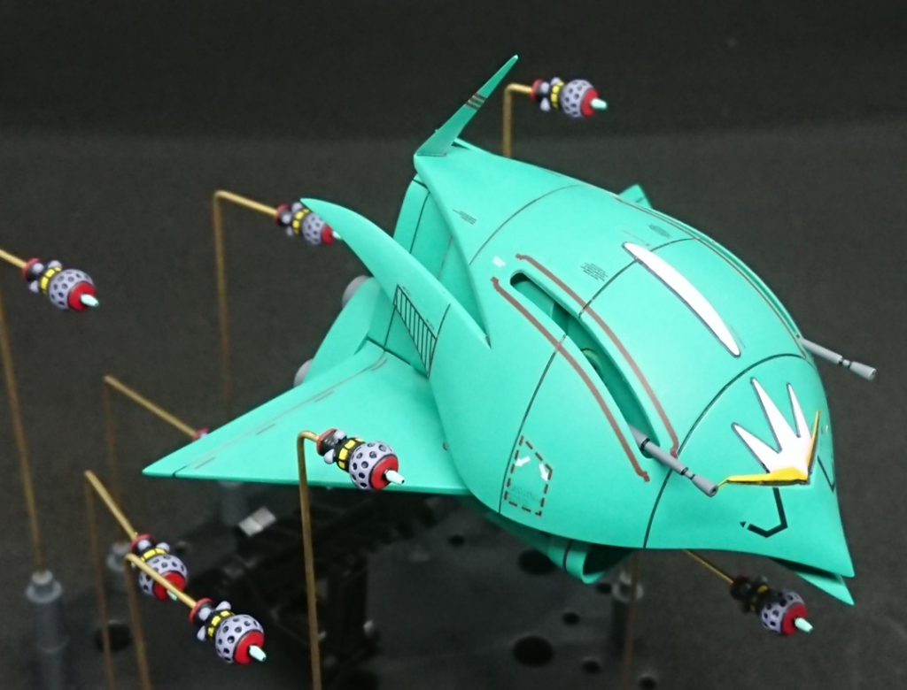 右側。どうしてもイラストで見えるのが片側だけなので、見えてない側にはこのマーキングないかもしれない…という手抜きの誘惑との戦いになりがち