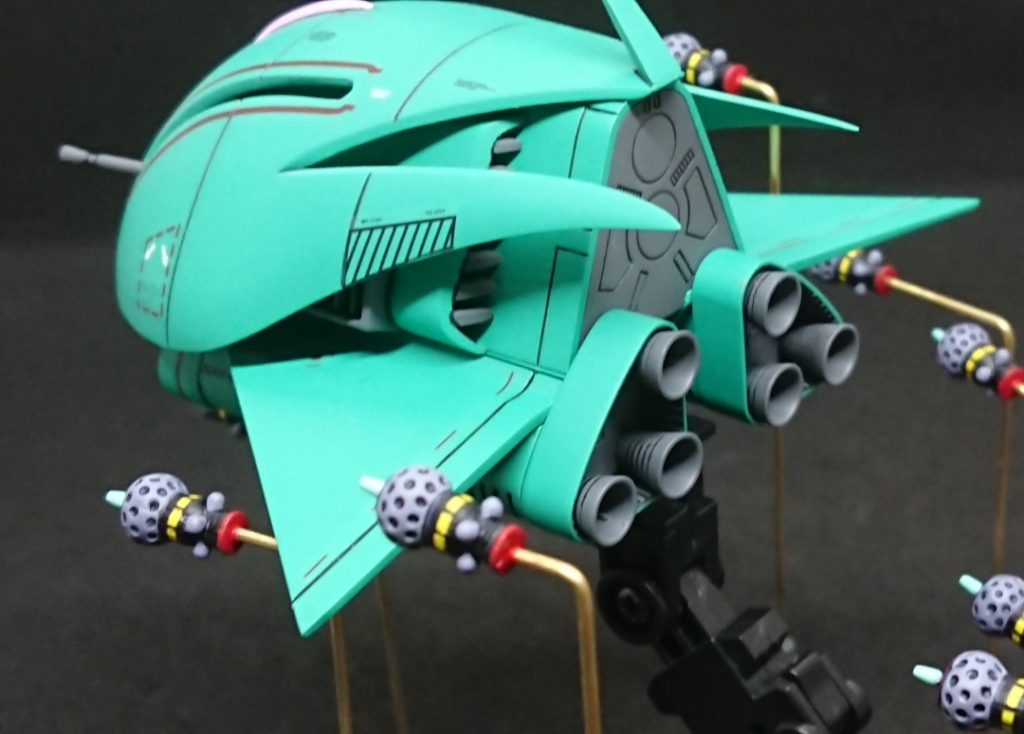 バーニアノズルは当初キットのものを使うつもりでしたが、金型の劣化なのかノズル内に結構バリが発生していた事と、設定とディテールが違うことが気になったので、コトブキヤのバーニアノズル1に置き換えています。これがサイズ、ディテールともにちょうどいい上にダボの凸凹もいい感じにハマるという