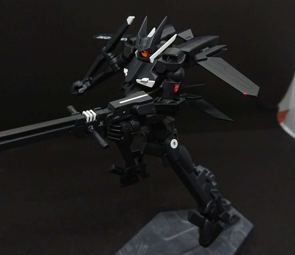 かなり凶悪なパーツ構成の新型試作リニアライフル。まさか挟み込みモナカな上に白いプレート状パーツも一体整形で真っ二つとは思いませんでした…しかしこのリニアライフルがフラッグカスタムを作った理由の一つ。頑張ってマスキングで3色塗り分けました。