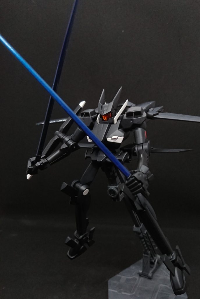 そしてスローネ戦で見せたダブルプラズマソード…なんで二本あるのかというと、腕の後ハメを試みて失敗して、キットをもう一個買ったからです。結局マスキング対応しましたが、ABSかつはめ殺しな間接が多く、塗装、合わせ目消し等をしようとすると、意外と面倒なキットだなという印象