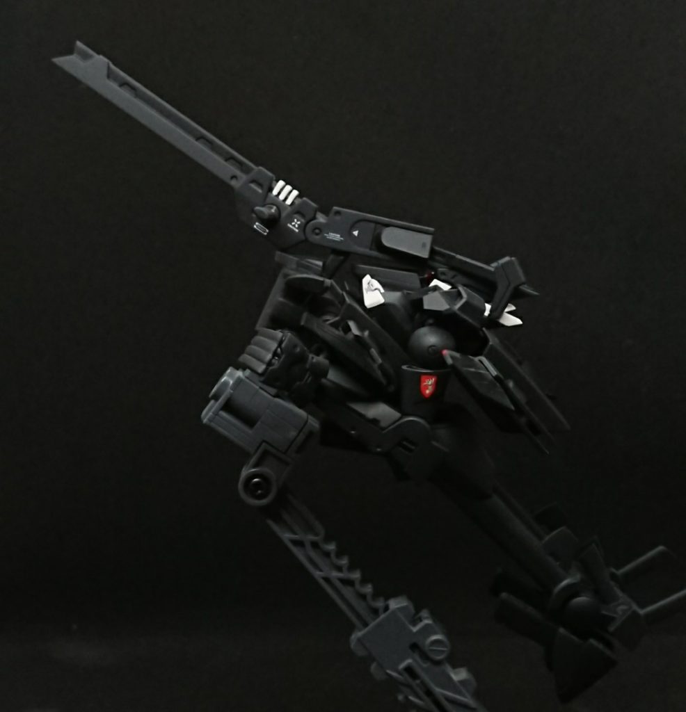 飛行形態腕にご注目下さい。00Nで設定されたグラハムのエンブレムを自作して再現してみました。ただ実際の作例等でこのエンブレムが使われていたわけではなかったので、ジョシュア達のオーバーフラッグやシェルフラッグを参考に、フラッグは二の腕がエンブレムを入れる標準位置と考えてこの位置にしました。ちなみにブレイブ指揮官用機にも同様のエンブレムが入ってることが、設定画で確認できます