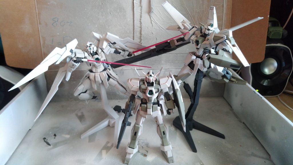 AGE-1とAGE-2と。使用した塗料やツールはAGE-1 3号機と同じ。AGE-3を塗装し終わったときちょうど塗料が切れたのでガンプラ作りをしばらく休みます。見ていてくれてありがとうございます。