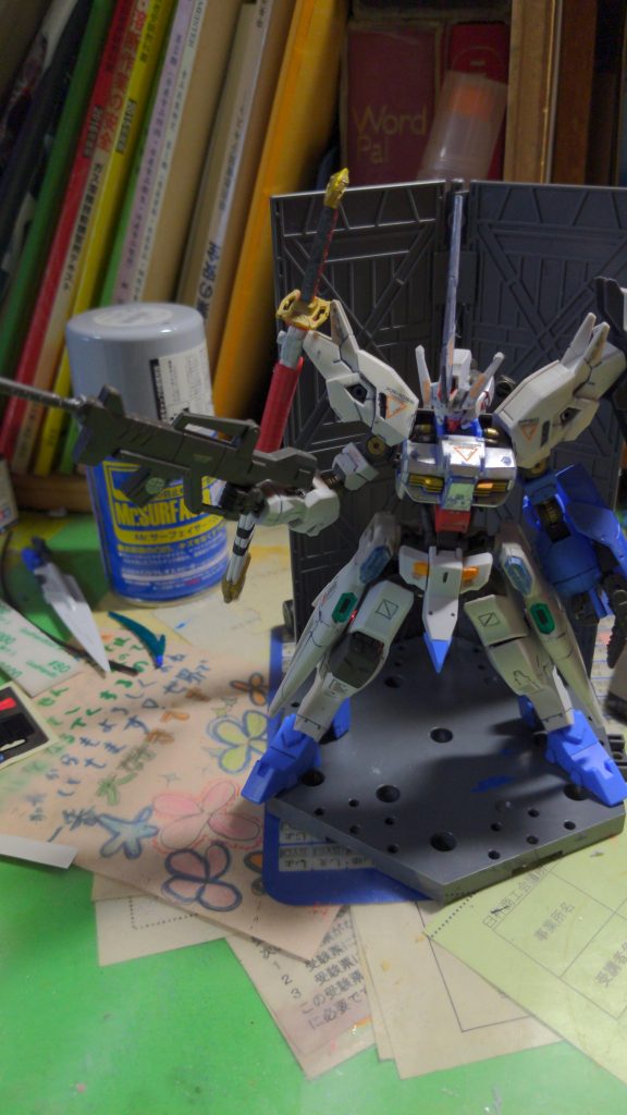 アシュタロス専用サプレッサー付きアサルトライフル、アシュタロスの為に作られた射撃武器姉妹機体であるアスタロトのライフルをベースに消音機能がつけられているこれは艦隊などのレーダーに探知されない為。悪魔は音もなく忍び寄る。ギャラルホルン隊士(どこかから攻撃を受けてます!レーダーに反応がありません!
ギャラルホルン艦長(なんだと、攻撃を受けているんならレーダーに映るはずだなぜだ!)