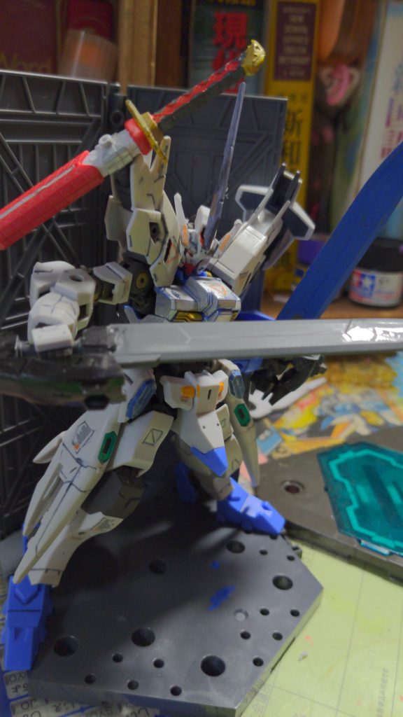 アスタロッサの専用武器のソードパイル
レアアロイ使用した近接武器ワイヤーによる機体の牽引も可能