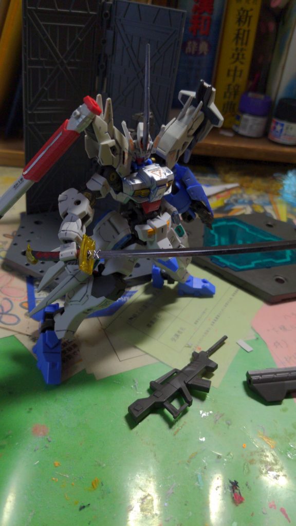 菊一文字
現代によみがえった名刀の一つ高密度レアアロイで、鍛えた刀でアスタロッサのために厄災戦当時にモビルアーマーのビームを切ることが出来たがその扱いは、数あるアスタロッサの武器の中で一番扱いが難しく剣術の達人でなければ宝の持ち腐れであった。当時アスタロッサのパイロットは、合気道、ジークンドーの免許皆伝者であった為使うことに害はなかった阿頼耶識のおかげで人機一体の動きが可能であったが主を失った悪魔はその牙を無くしてしまったリジェネには阿頼耶識に変わる次世代操作システム荒覇吐(アラハバキ)という阿頼耶識に似たシステムがあるフィードバックはセーフティが掛かっている為難しく剣術の達人に会う為惑星に向かっていた