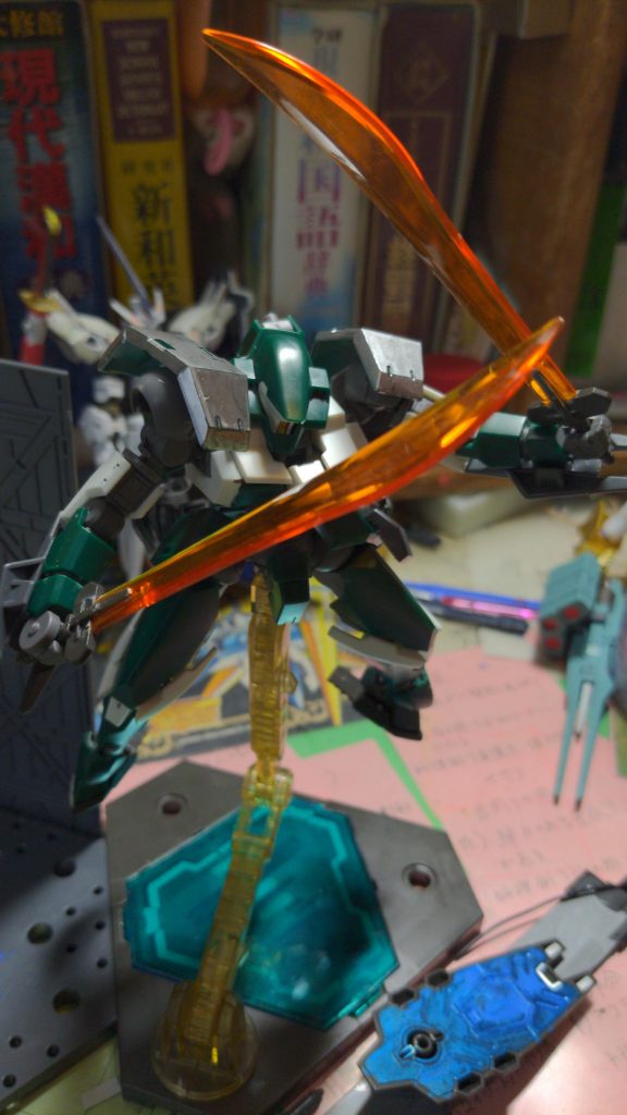 ヒートソード
ナノラミネート加工が施されている近接武器使わない時は腰の専用ホルダーに閉まっている。熱伝導により装甲を溶かすことが出来るタントテンポ艦内に保管されていた武器で新たに追加装備した。