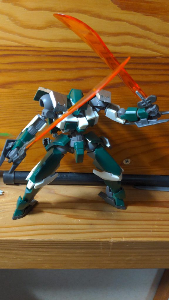 ガントレット
レギンレイズの純正品の物ヒートソードを使う為盾として使う他ナックルガードの役割もある