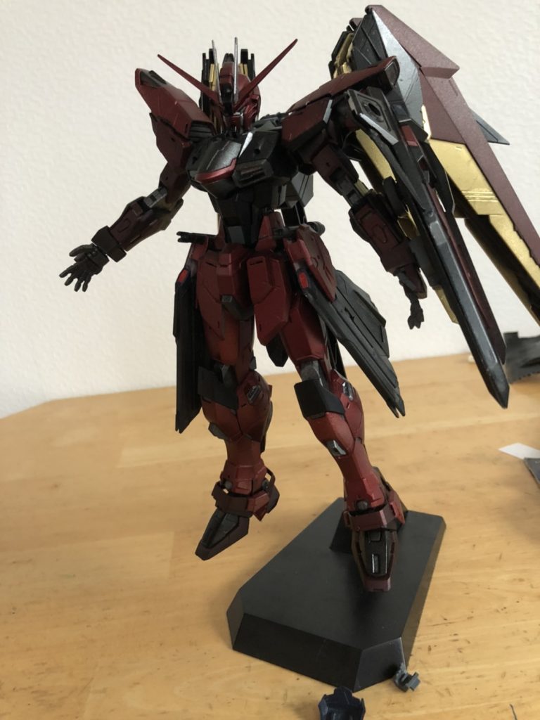 ほんたいの塗装に下色をブラックとシルバーで塗り上からレッドを塗ったらかわってしまいました泣
色が全く変わってしまいショックでしたが塗料が勿体ないので塗装続行が…