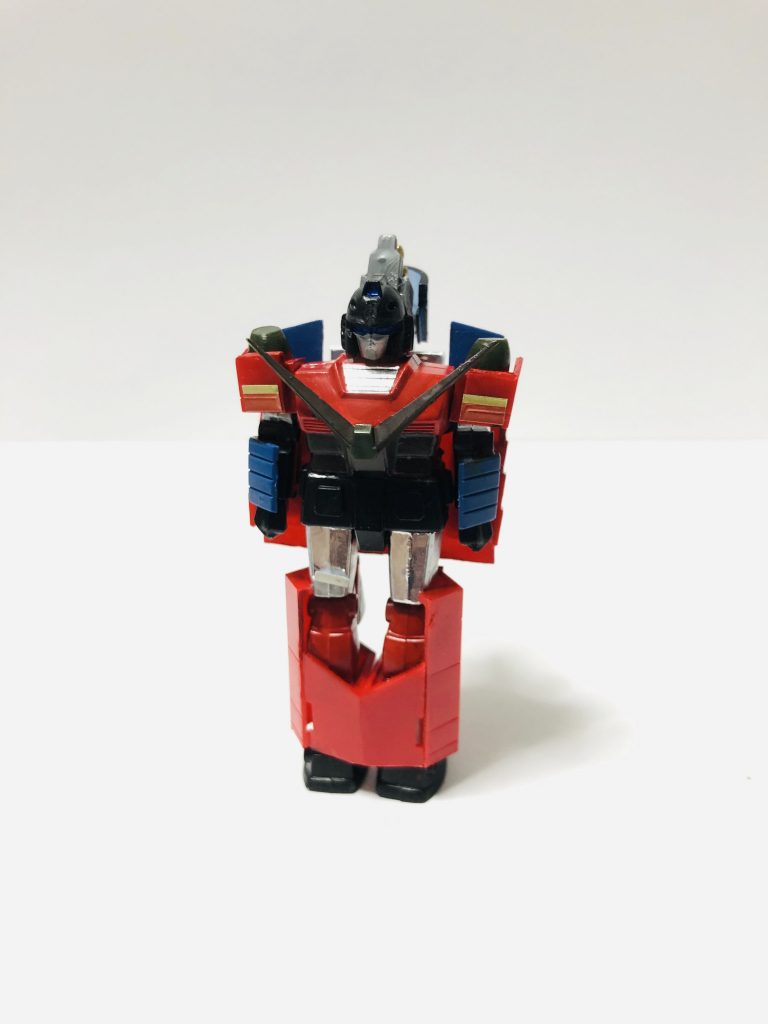 背中に収納してある小型ロボは腕が可動します