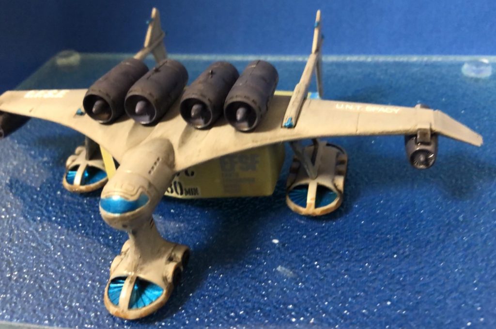 100 均のガラスまな板と青のシートで海の上ぽい感じ