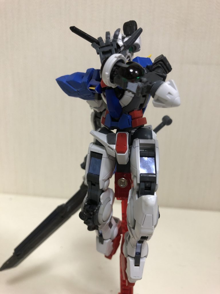 左腕を頭部のカメラにかざす事で吸収したエネルギーをレーダーの一時的な強化に使うこともできる。