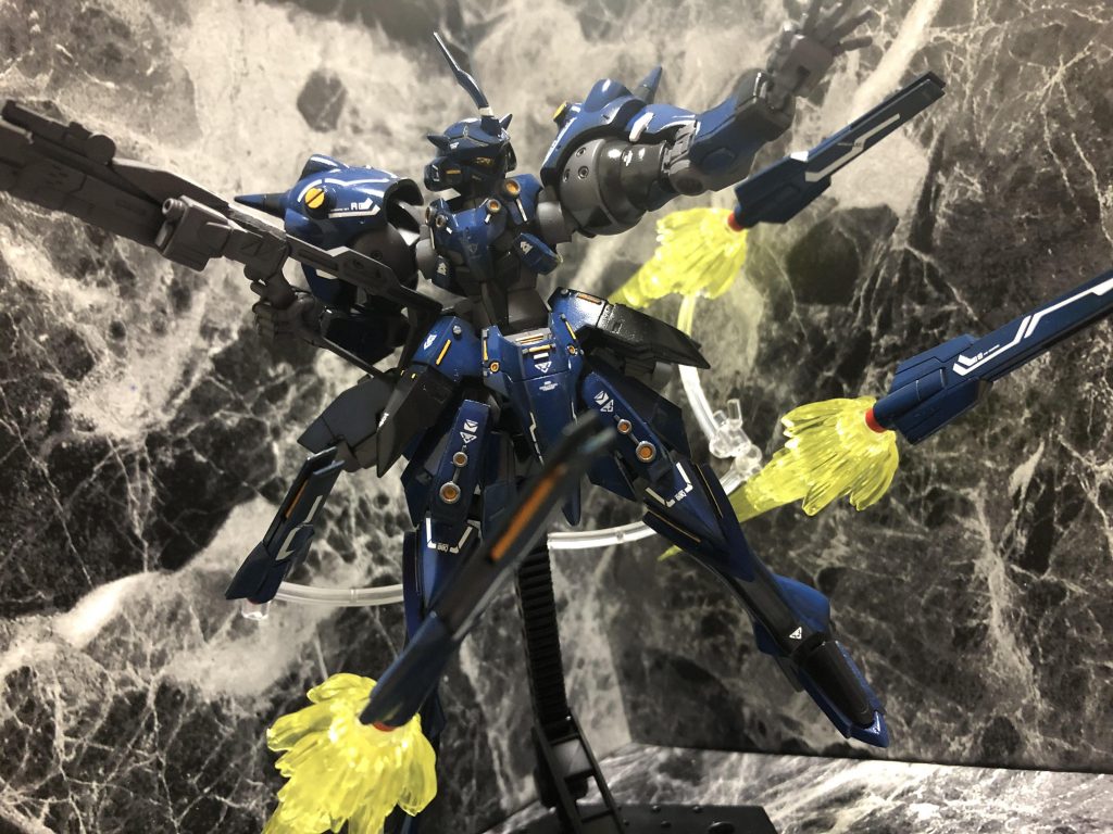 GNフィンファング
サブウェポンとして腰に装備されている。
強襲機の戦闘は武器は常に使い捨てになることが多いため、時間をかけてしまうほど作戦の成功率が下がってしまうことから使い捨てにならないファングを装備し、敵陣に囲まれても360度対処できるようにしている。GNコンデンサーから常にGN粒子の供給を受けているためエネルギー切れの心配はない。