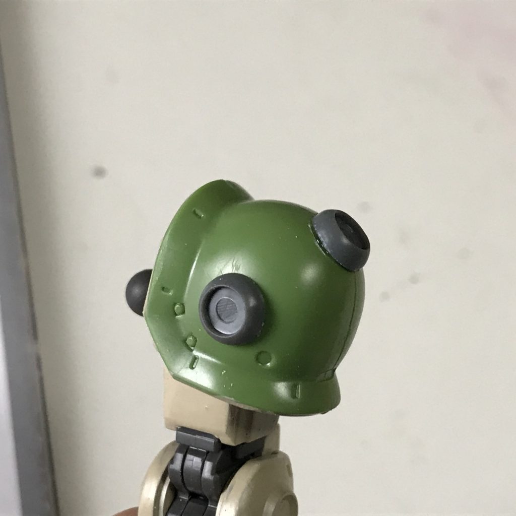 ショルダーアーマーは、コトブキヤの丸モールドIVから、6mmの台形型のものを貼り付けました。貼る前にヤスリで平面出しはしました。