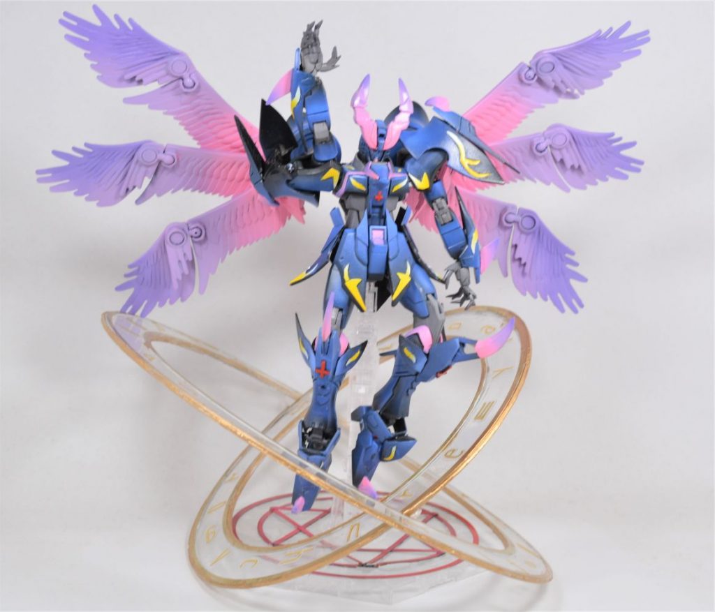 もう一つおまけとして、『魔法を唱えたときに出そうなリング』を作成してみました。透明プラ板をベースに100均のエンボスステッカーを貼り付けました。