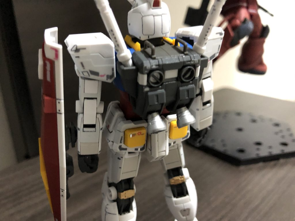 関節のゴールドとバーニアのシルバーを筆塗りしました。
あまり綺麗にいきませんでしたが、シールよりかは良くなったと思います。