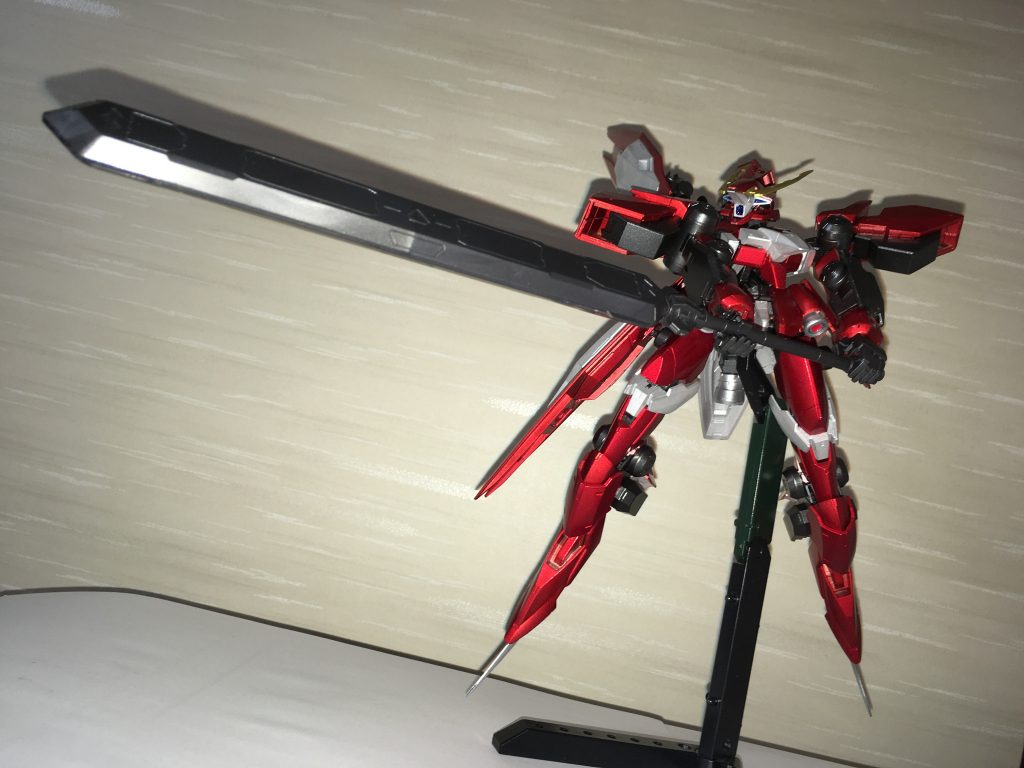 鉄塊、と呼ばれる大剣(RE1/100バルバトスルプスより流用)。
大型化した腕部が一撃必殺の斬撃を見舞う!
某整備班長>「おっ、何百年も昔に流行った構えじゃないか、それ?」