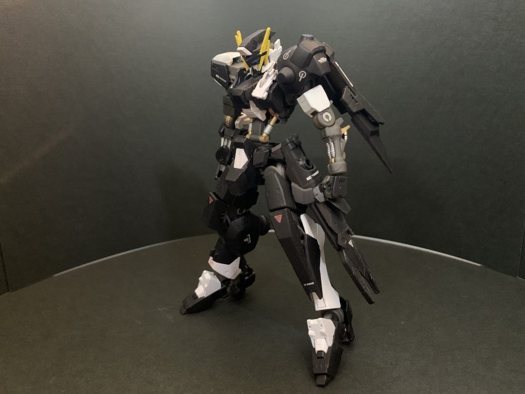 斜め前
設定的には
「厄災戦で左側の装甲を殆ど失った状態でどこかの資源惑星で発見され発掘後に失われた部分を補う様なかたちで改修を施された」
というイメージで左側を中心に腰部スラスターやシールドを作成しました
脚部はウヴァルのパーツを加工してハイヒール化してあります