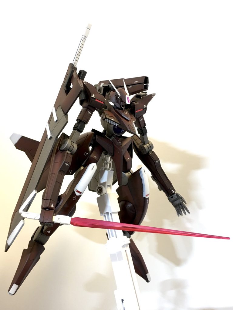 大型GNビームサーベル。
色味がピンクっぽいですが、もっと毒々しい赤の方が良かったかもですね。