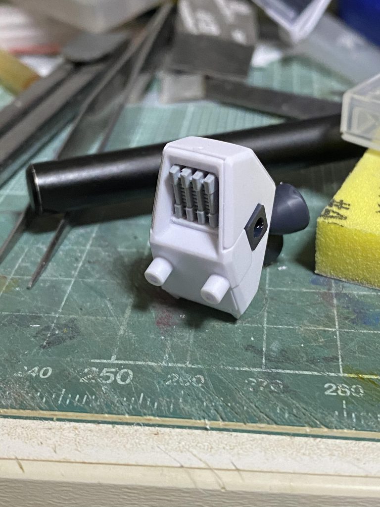 バックパックはフィンの部分を切り取り、別パーツに変更