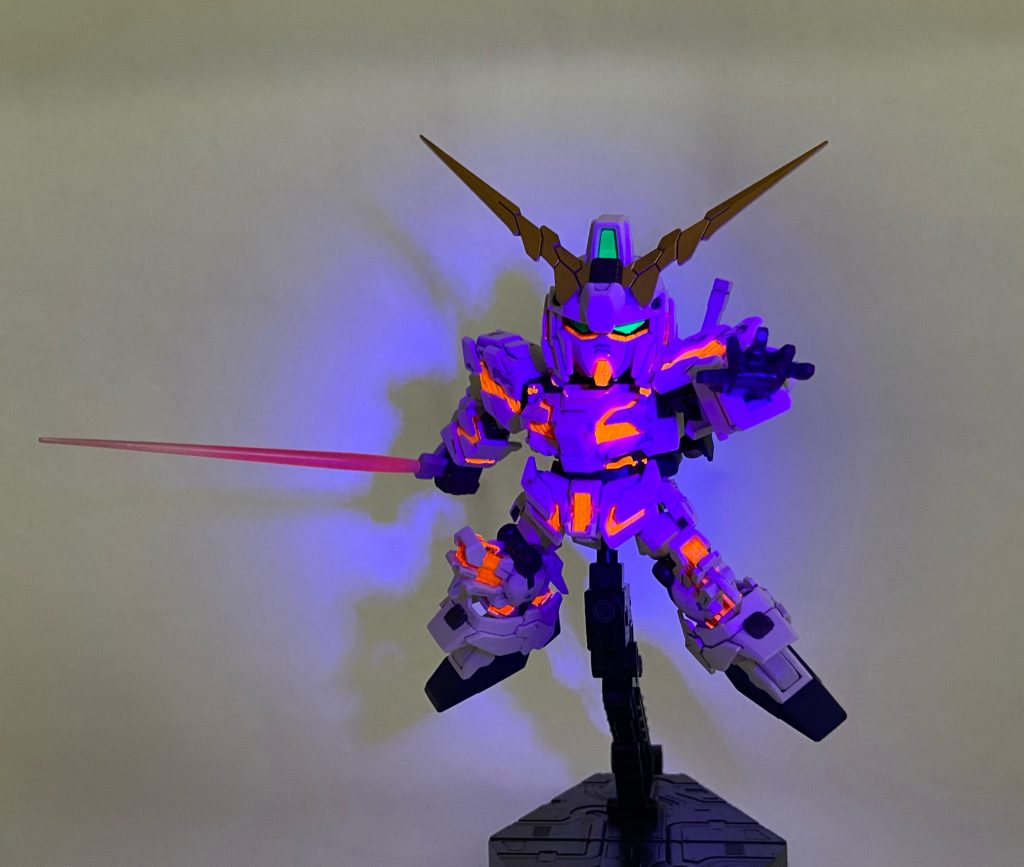 制作工程ではありませんがブラックライトを照射した状態です。